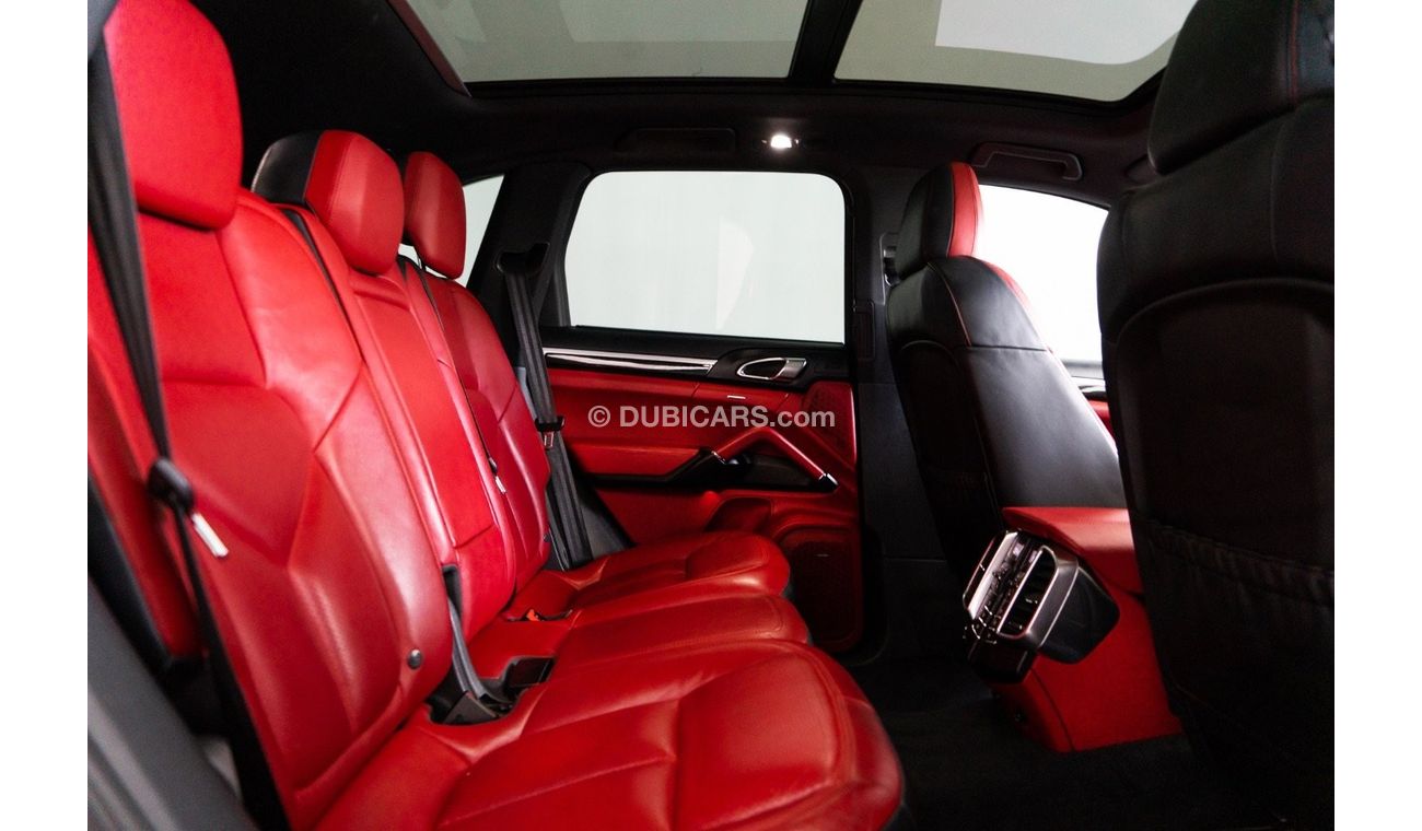 Porsche Cayenne 2015 Porsche Cayenne S / Sport Chrono Package Plus / Two Year ARM Service Pack