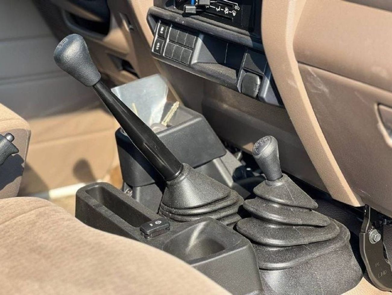 Toyota Land Cruiser Pick Up LC79 S/C 4.5L V8 DSL M/T //2024// STANDER OPTION WITH COOL BOX , AIR COMPRESSOR , WIRELESS CHARGER /