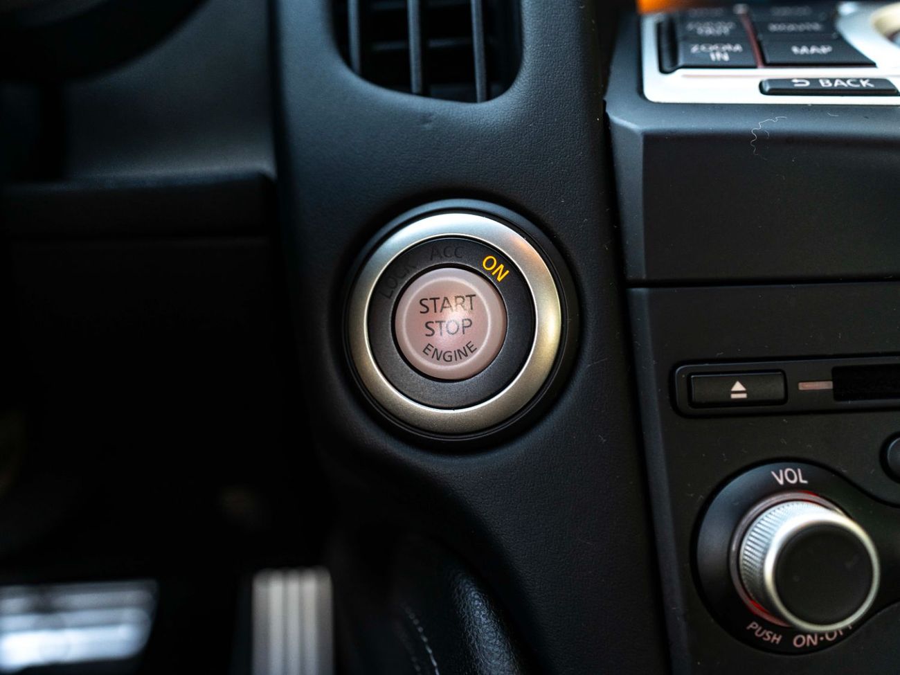 Nissan 370Z Std 3.7L (324 HP) Coupe