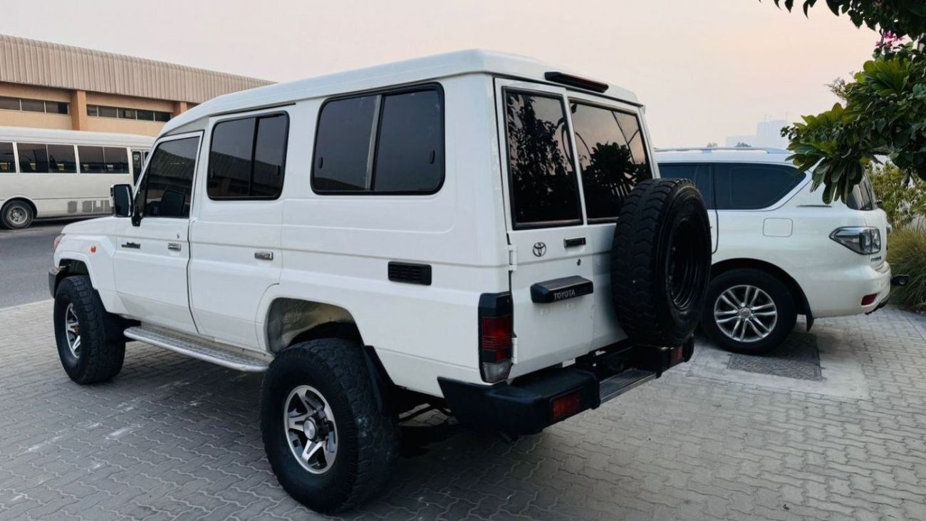 تويوتا لاند كروزر 70 -
