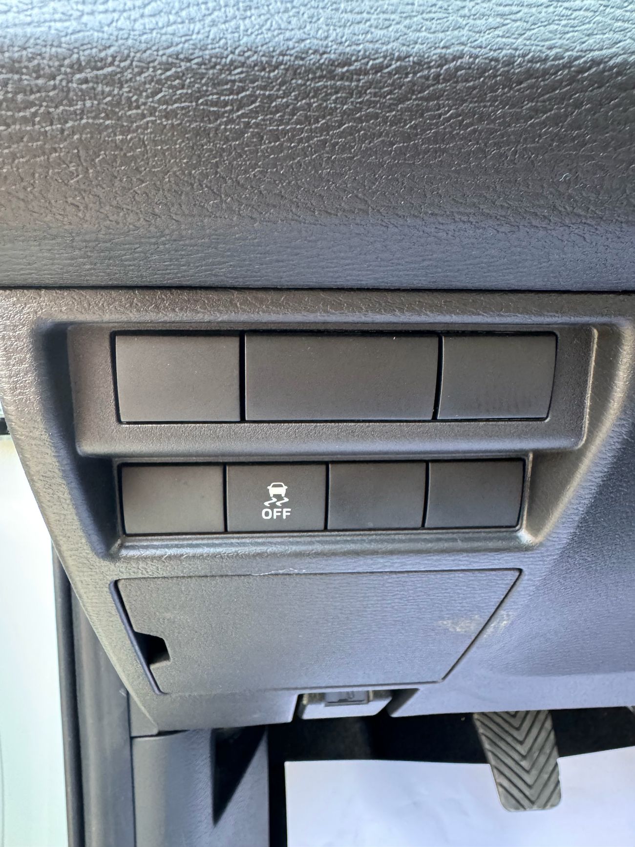 Mitsubishi L200 GL Double Cab Petrol 2.4L Mitsubishi L200 2.4L Full Option EXPORT ONLY!!!