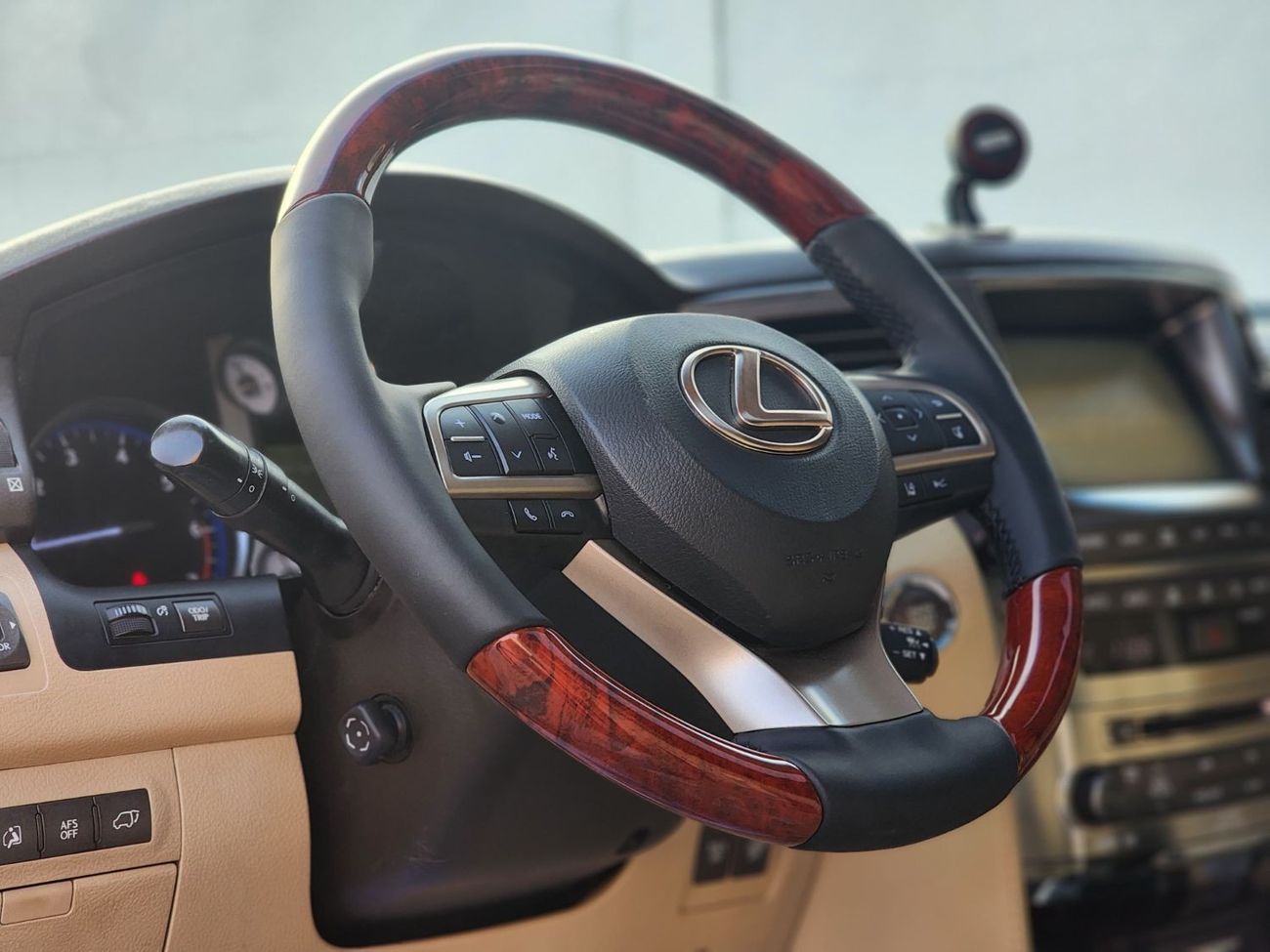 لكزس LX 570 facelifted