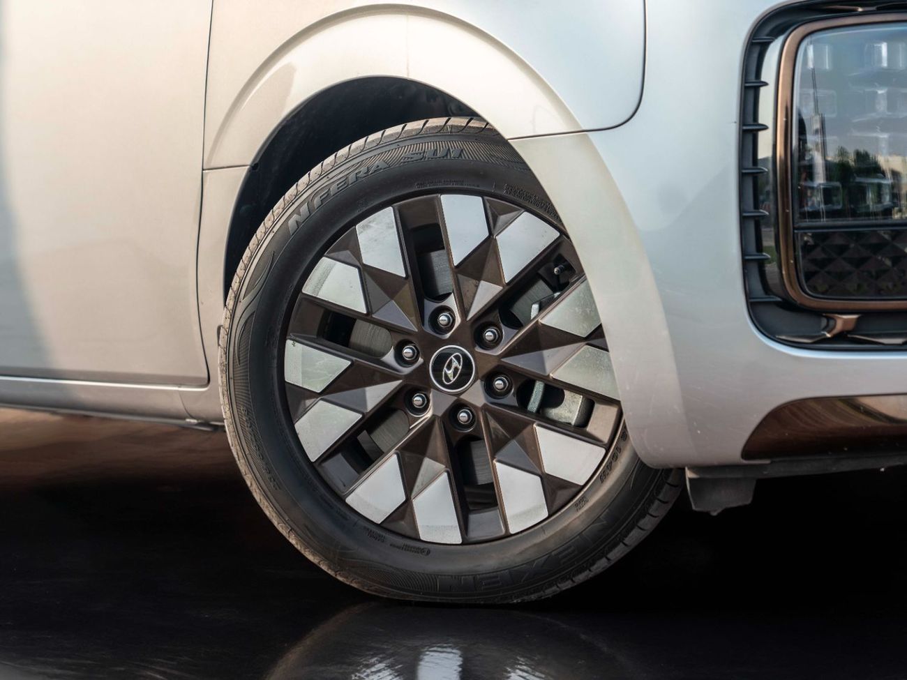 Hyundai Staria 3.5L Luxury (7 Seater)