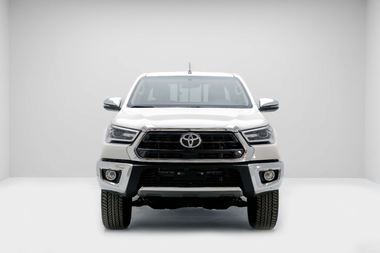 تويوتا هيلوكس GLX 2.7L - White Inside Maroon | Export Only