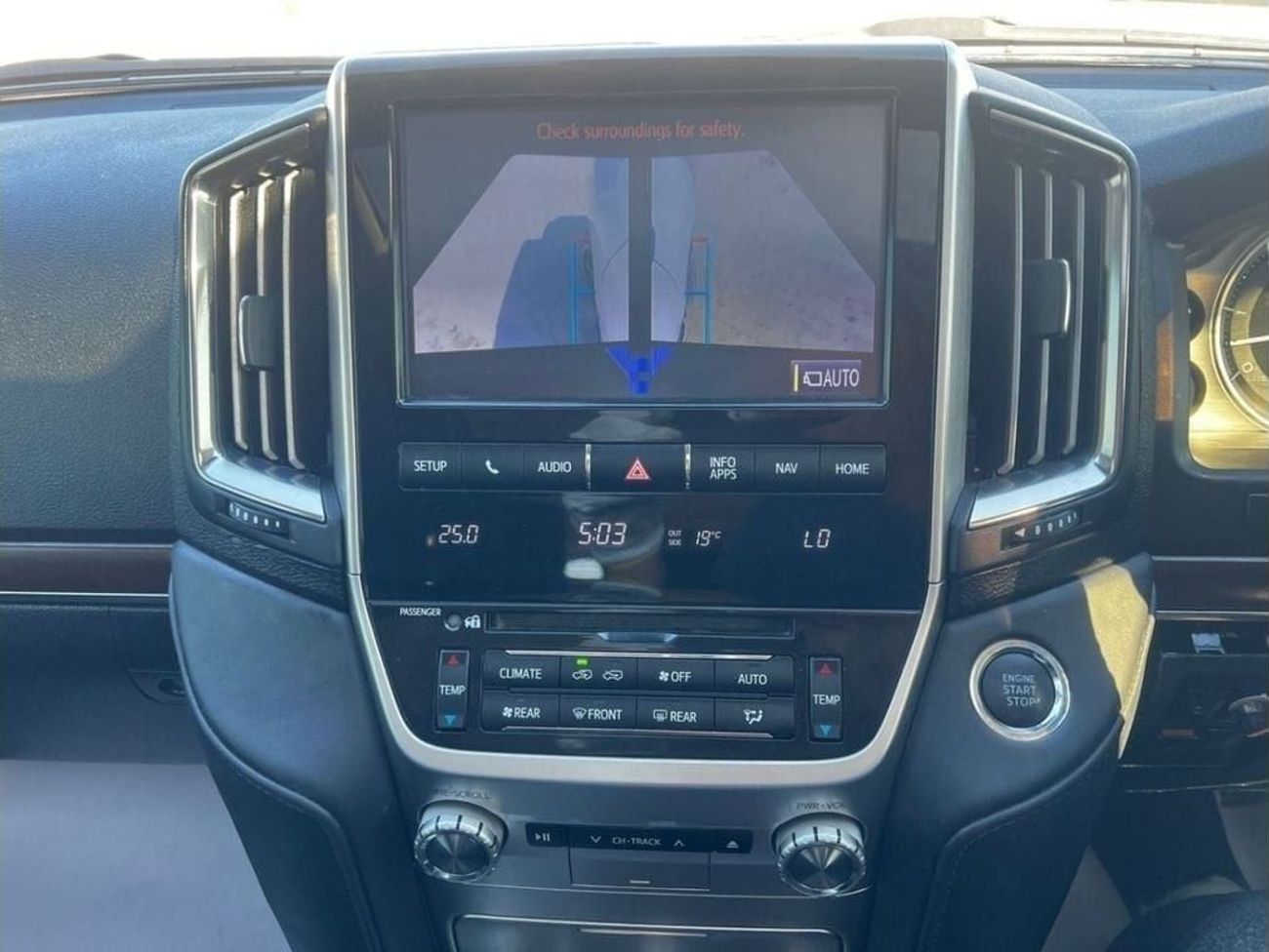 تويوتا لاند كروزر Diesel 4.5 Liter Right Hand Drive SAHARA Sunroof Cool Box Leather Power Seats