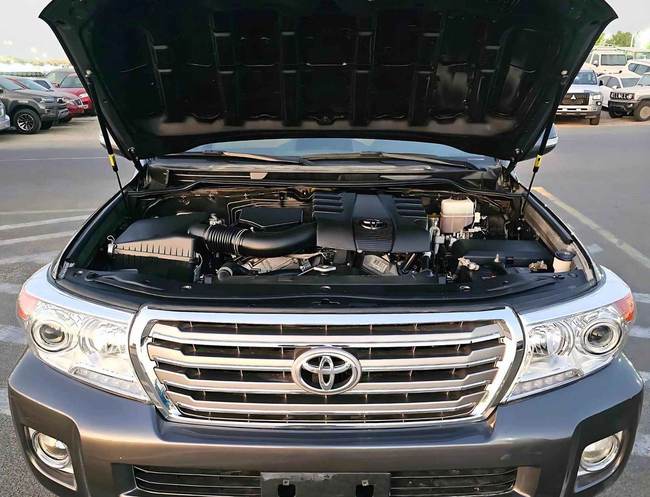 Toyota Land Cruiser GXR/ V6 / 4.0L/ 4WD/ SUNROOF/ ORG SHAPE/ A/T / FULL OPTION / LEATHER SEATS/ EXPORT ONLY / LOT#10319