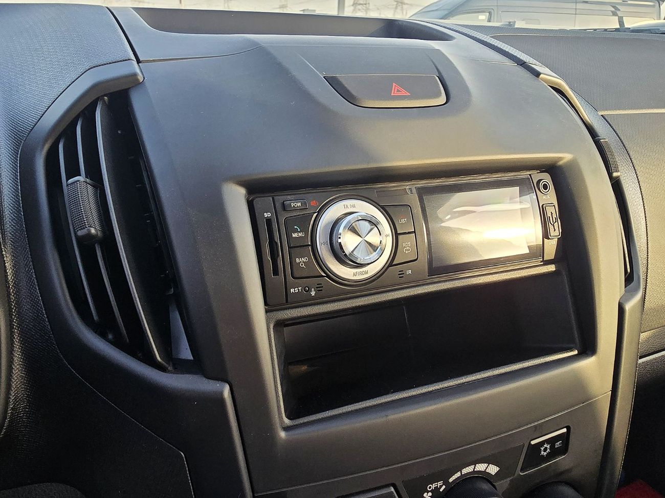 Isuzu D-MAX ISUZU DMAX S.C STD 1.9L DieselL M/T 2Doors White Color 2025 Model