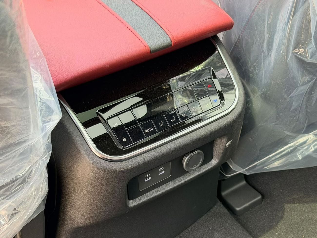Nissan Patrol LE PLATINUM CITY 2026 NISSAN PATROL 3.5T Platinum - Grey / Red