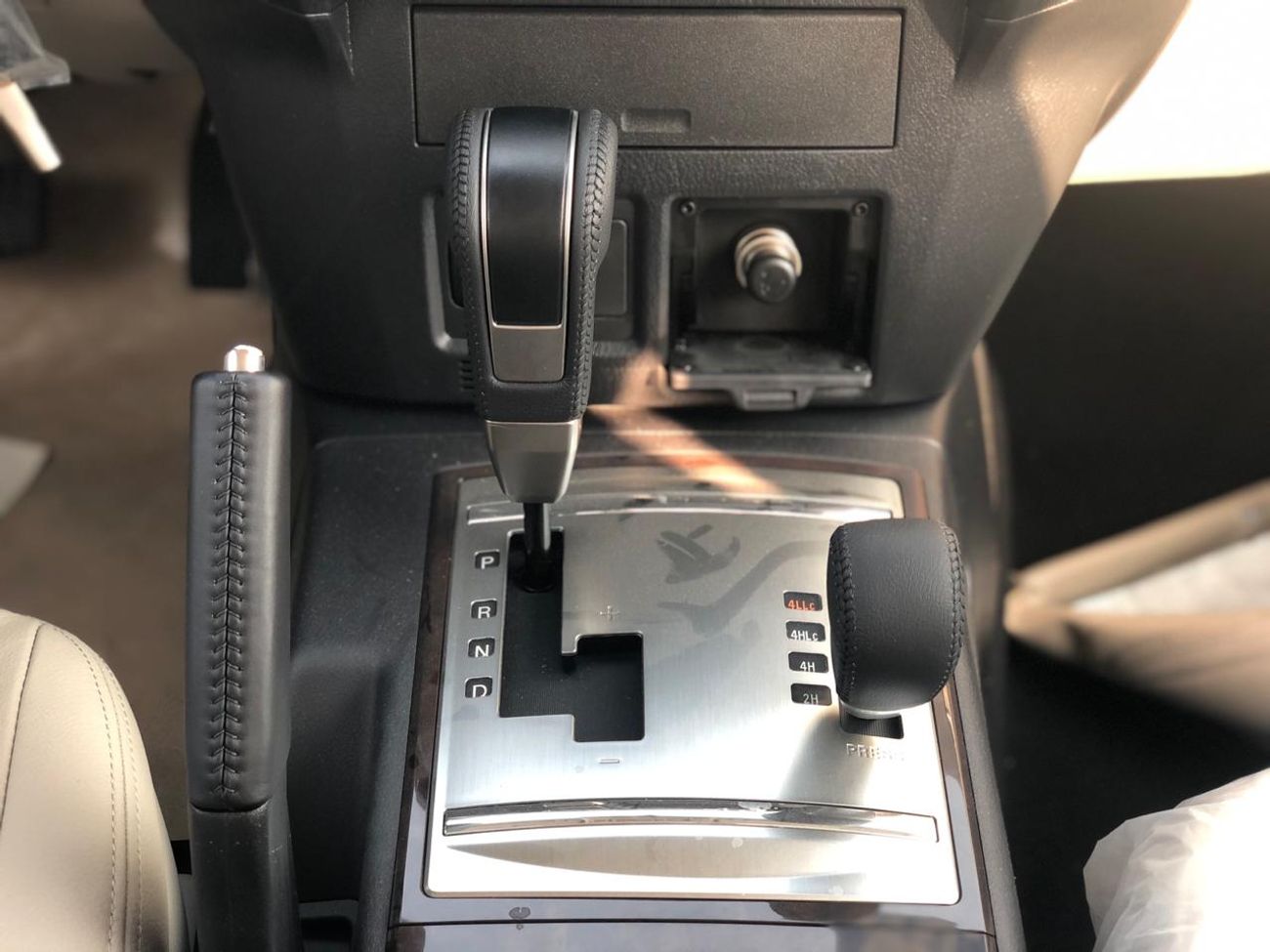 Mitsubishi Pajero GLS 3.0L, Alloy Rims 17'', 2-Power Seats, DVD+Camera, Back Sensors, Sunroof, CODE-MPGLS18