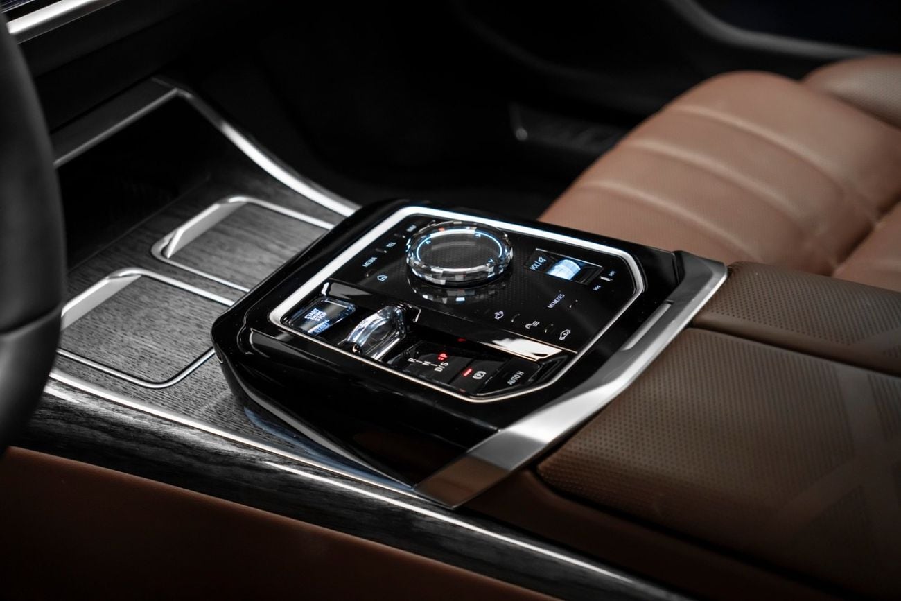بي أم دبليو 740i LUXURY PURE EXCELLENCE