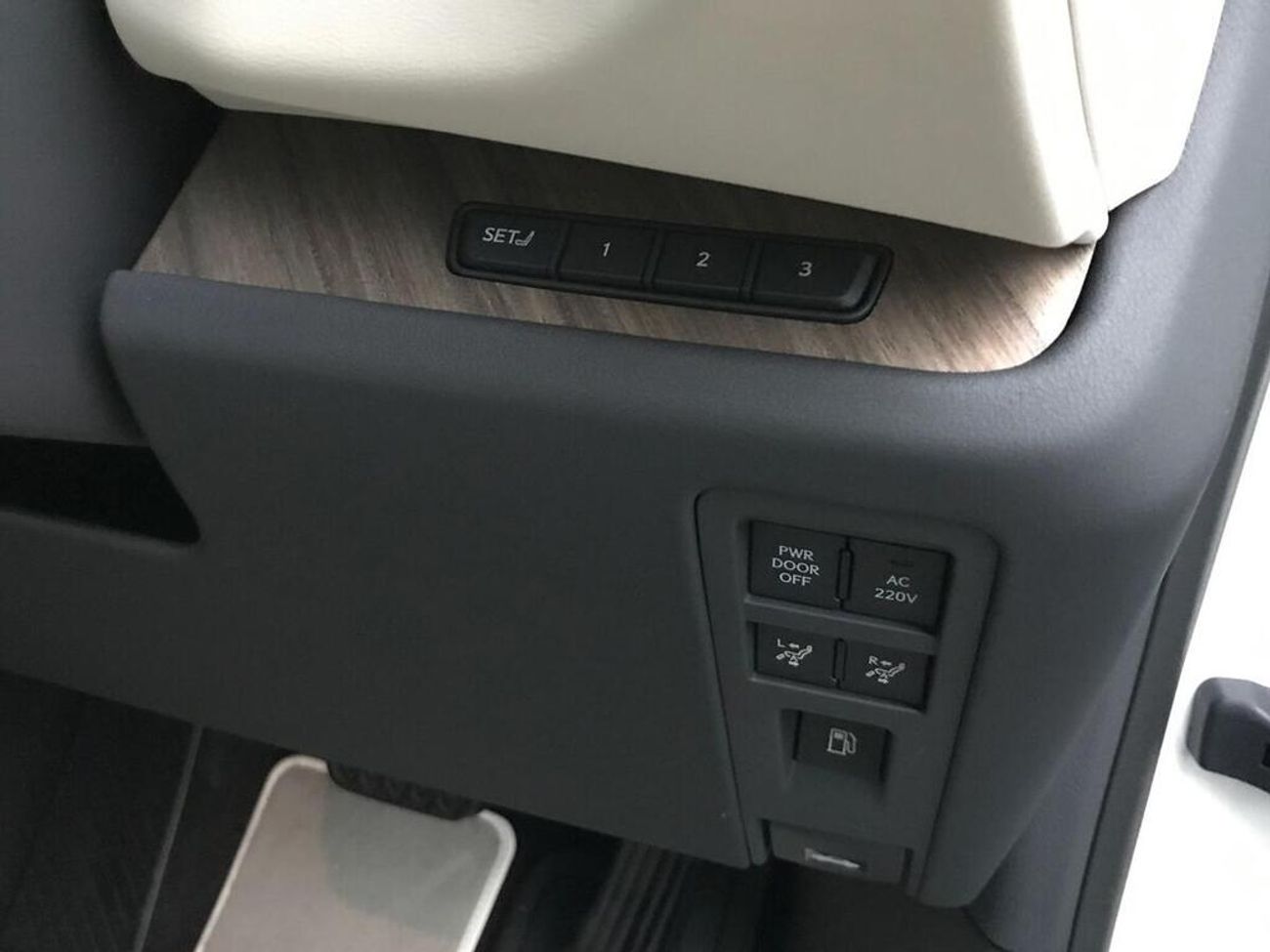 Lexus LM 350h 2.5 350h Takumi E-CVT AWD Euro 6 (s/s) 5dr ( EXPORT ONLY)