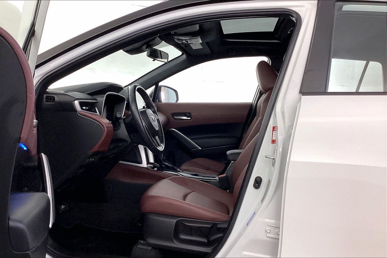 تويوتا كورولا كروس GLI | National Day Celebration | شامل الضمان | 0 ﺪﻔﻋﺓ ﺃﻮﻟﻯ