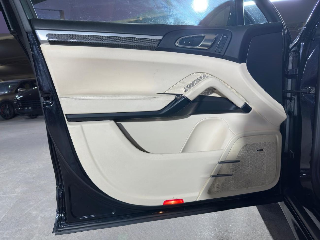 Porsche Cayenne Turbo S 4.8L (570 HP) 2016 | CARBON CERAMIC BRAKES (PCCB) | CARBON INTERIOR PACKAGE | SUNROOF