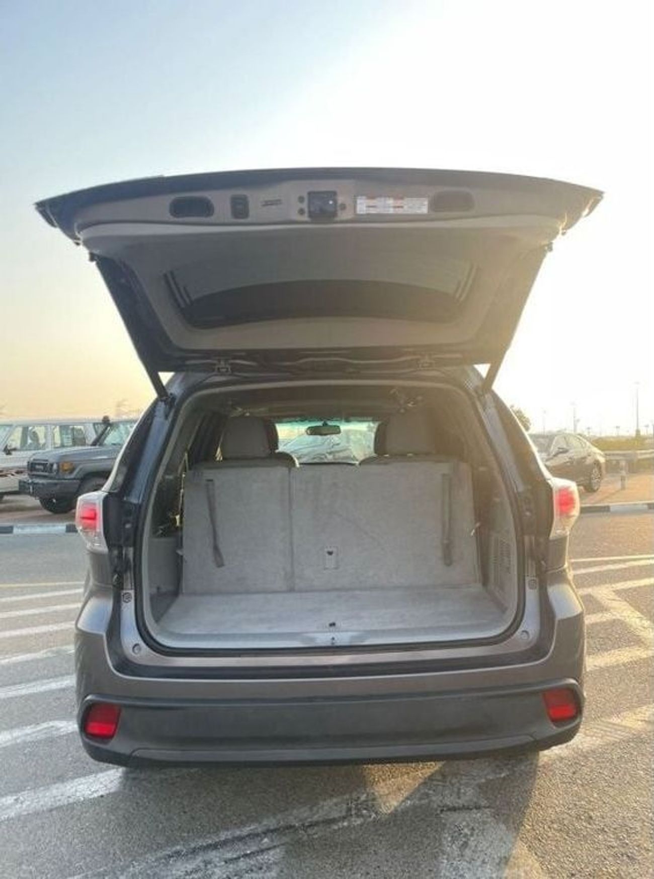 تويوتا هايلاندر 2014 Toyota Highlander XLE 3.5L V6 Full Option 7 Seater  With Side Steps - 90,000 mileage