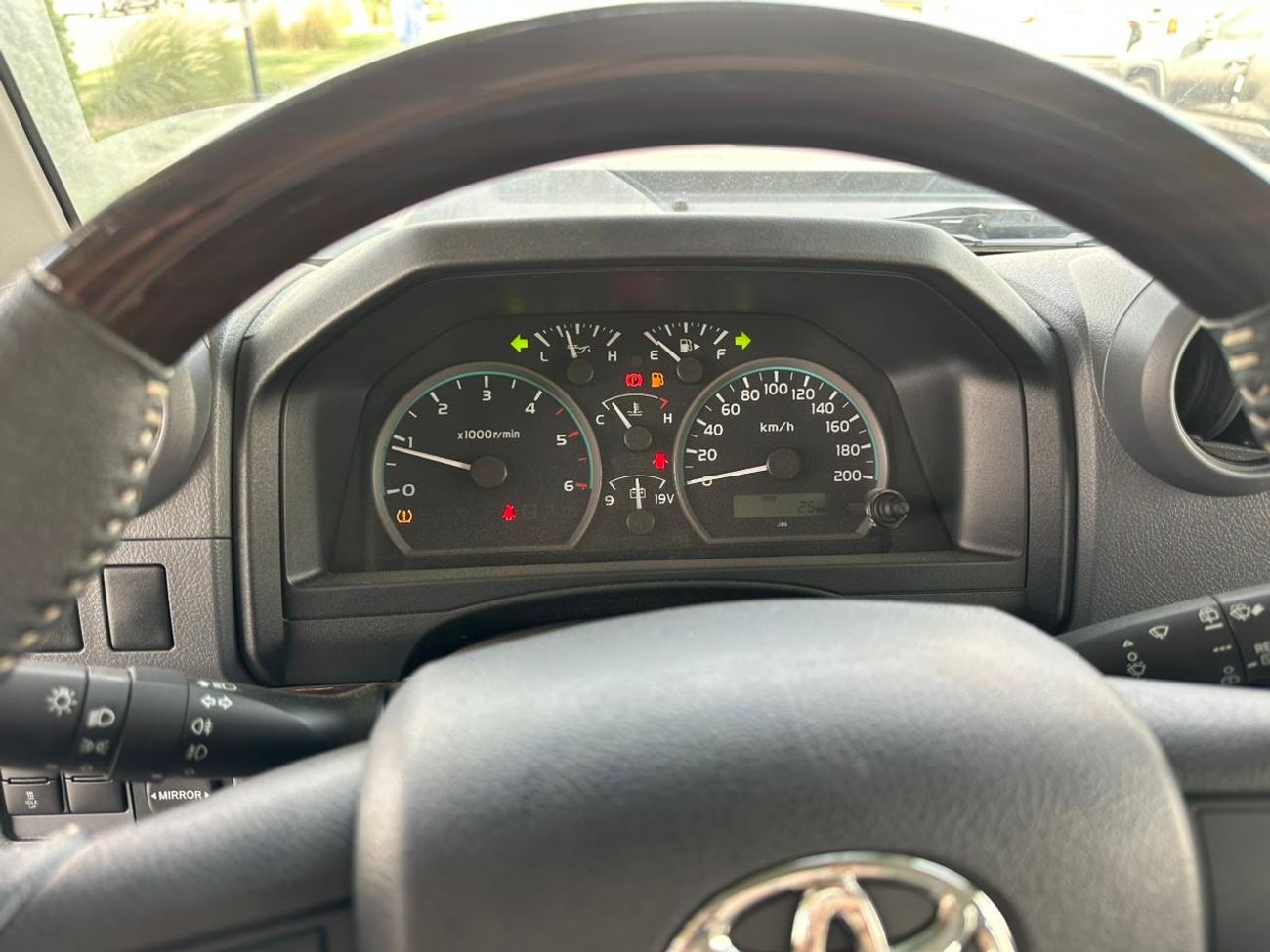 Toyota Land Cruiser 70 LX 2.8L  LC76-G1 2.8 DSL MT