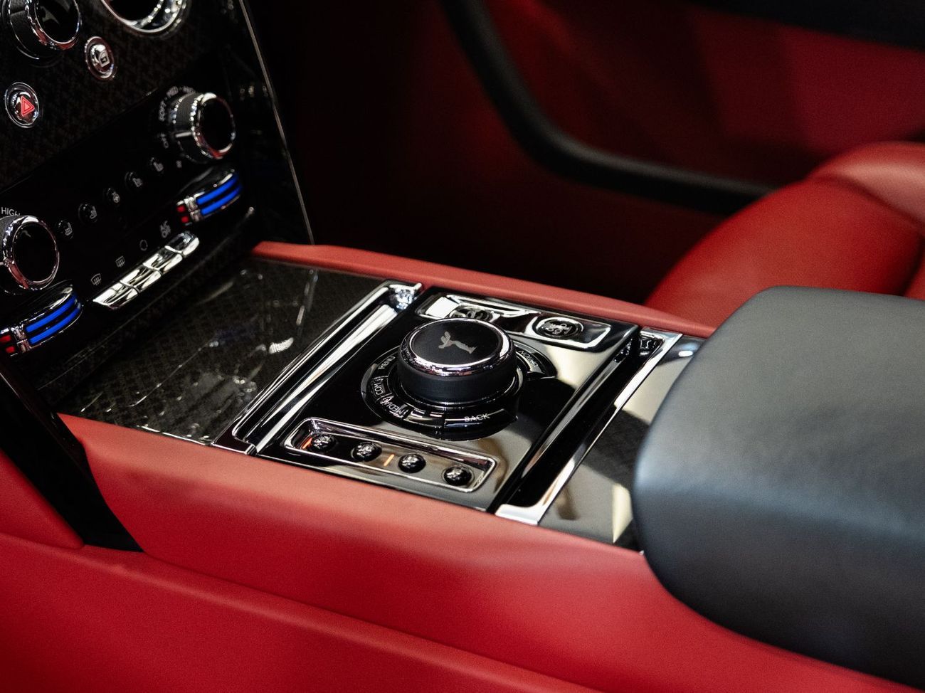 Rolls-Royce Cullinan - 2022 | BLACK BADGE | RED INTERIOR | GCC | FULL OPTION | PERFECT CONDITION