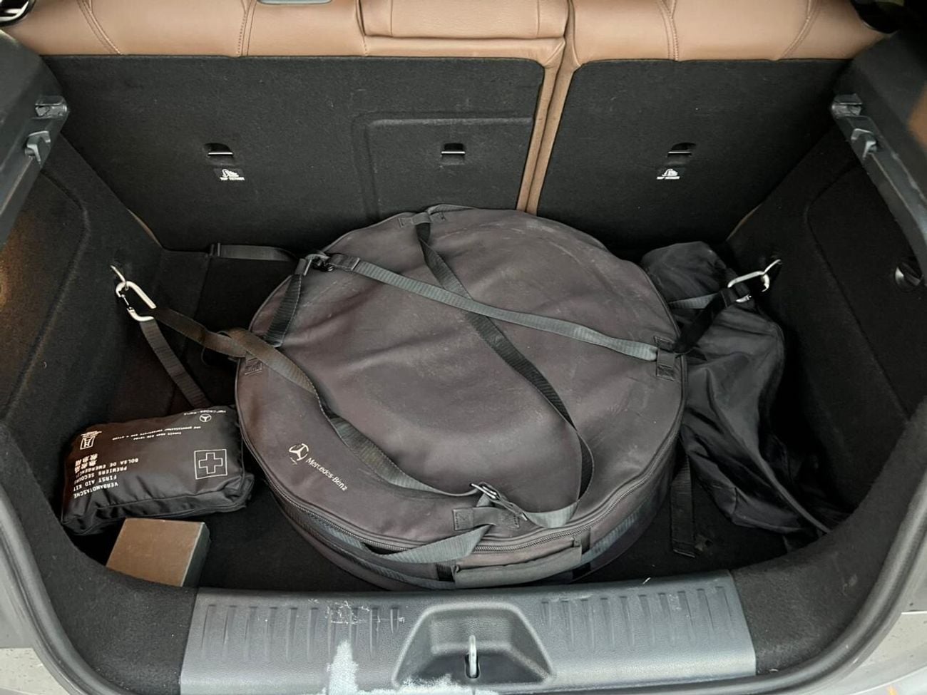 Mercedes Benz A35 AMG مرسيدس-AMG A45 واحدة من أقوى سيارات الهاتشباك الرياضية في العالم. بفضل محركها الجبار رباعي الأسطوانا