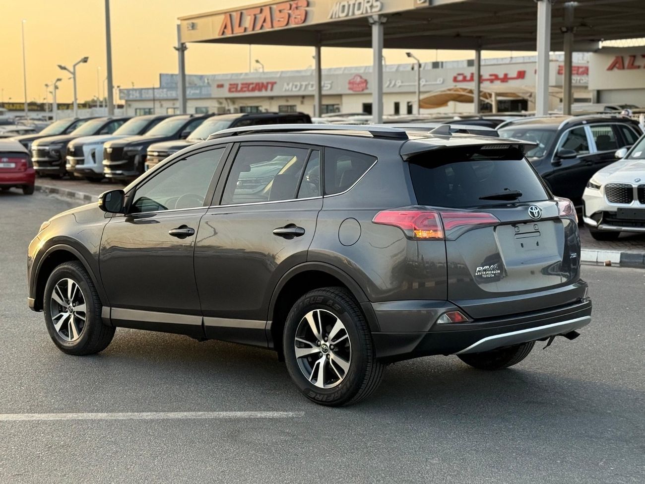 تويوتا راف ٤ XLE sunroof, leather seats Full Option