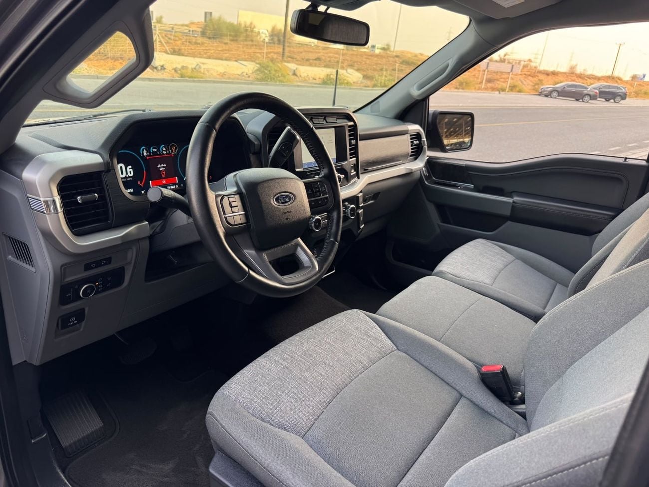 فورد F 150 XLT محرك V8 سعة 5.0 لتر / دفع رباعي / رادار / مساعد الطريق / لوحة عدادات إلكترونية / شاشة كبيرة