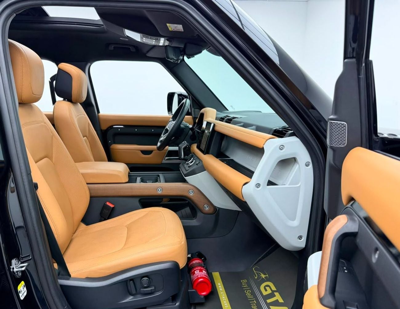Land Rover Defender 110 HSE P400 2024 Land Rover Defender 110 HSE P400, 2029 LR Warranty + Service Pack, Full LR Service History, GCC