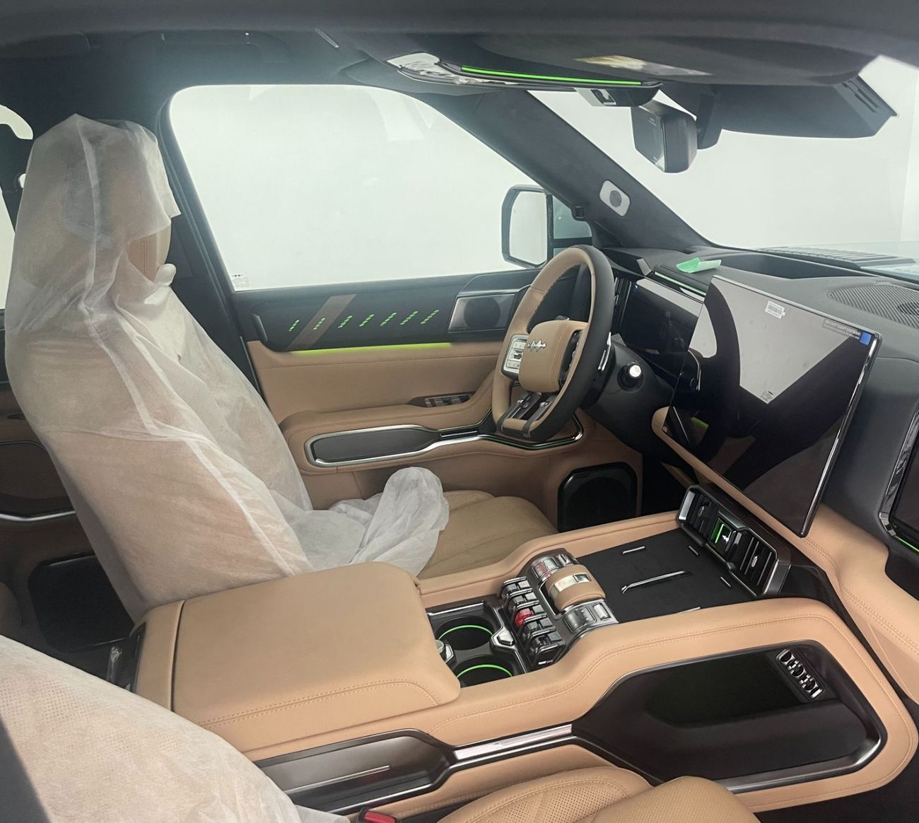 BYD Leopard 8 8 Plug in Hybrid 2.0 L 500 KW dual motor - 100,000km service contract - 10 years warranty - 7 Seater