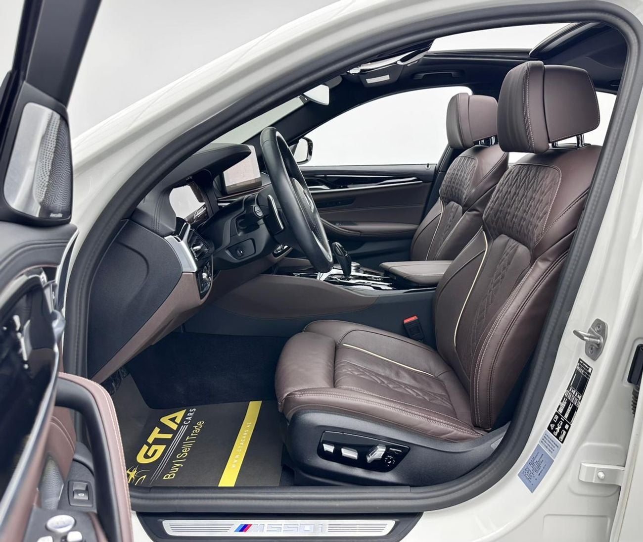بي أم دبليو M550i 2023 BMW 550i xDrive, 4.4L Bi-Turbo V8 AWD, 530bhp 750Nm Torque, 8-Speed Auto-Gearbox.