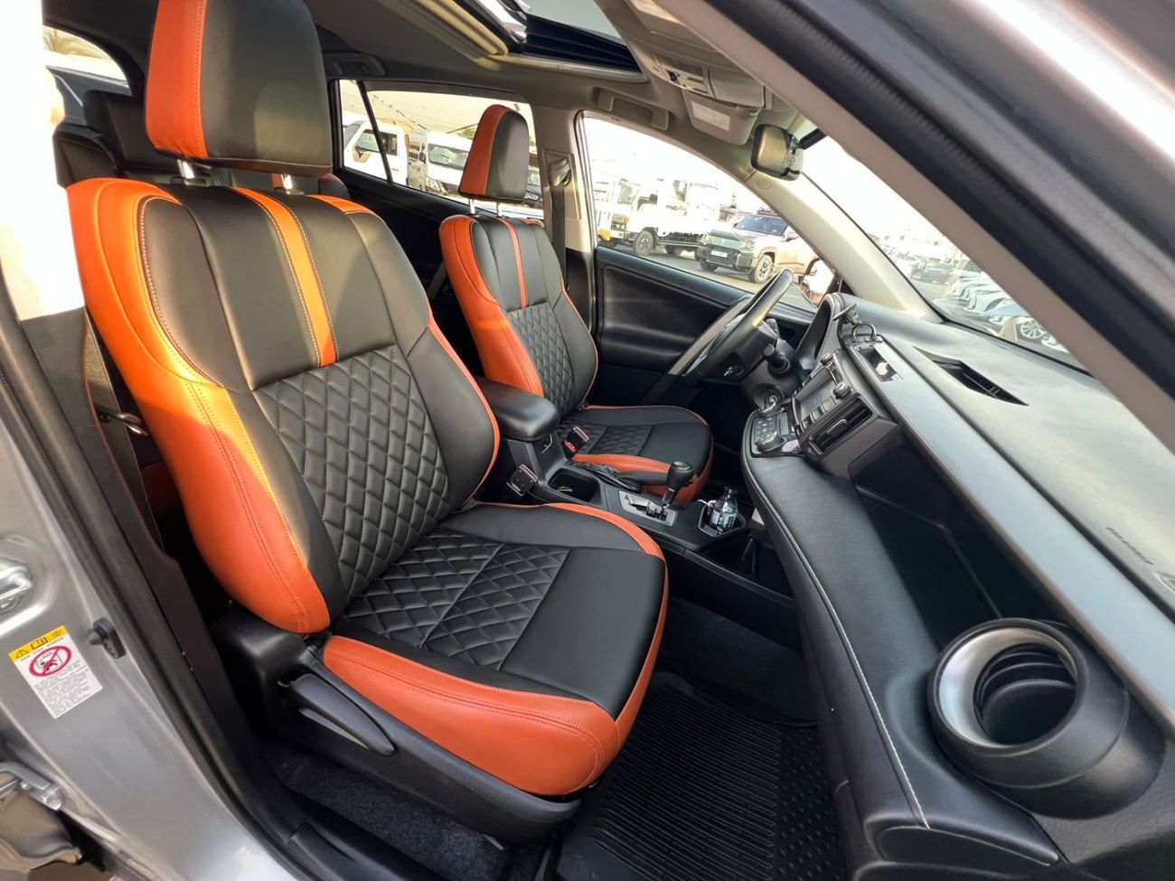 Toyota RAV4 2017 Toyota Rav4 XLE 2.5L V4 Mid Option - 4x4 AWD - Sunroof - Leather Seats -