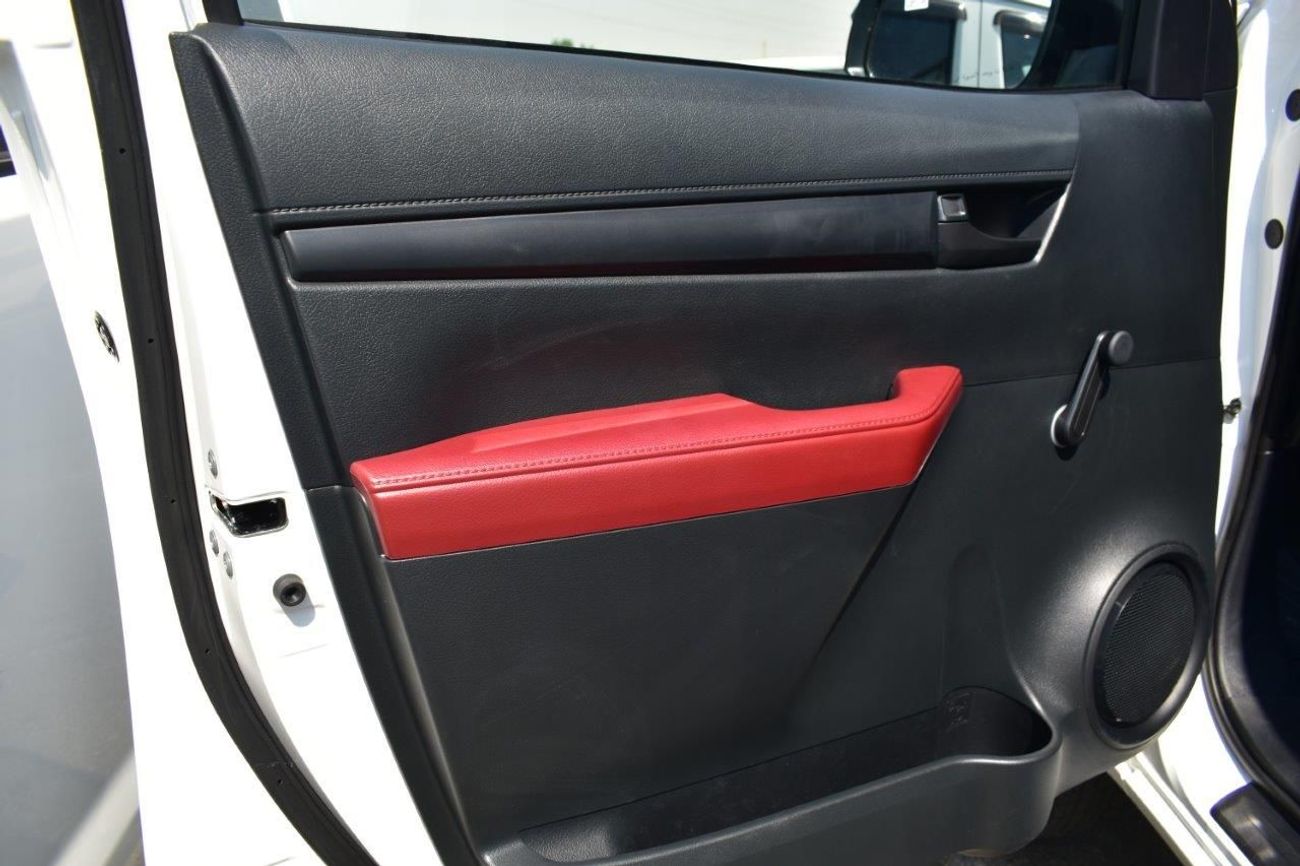 تويوتا هيلوكس كابينة مزدوجة 2.4 لتر ديزل بناقل حركة مانويل الأساسي