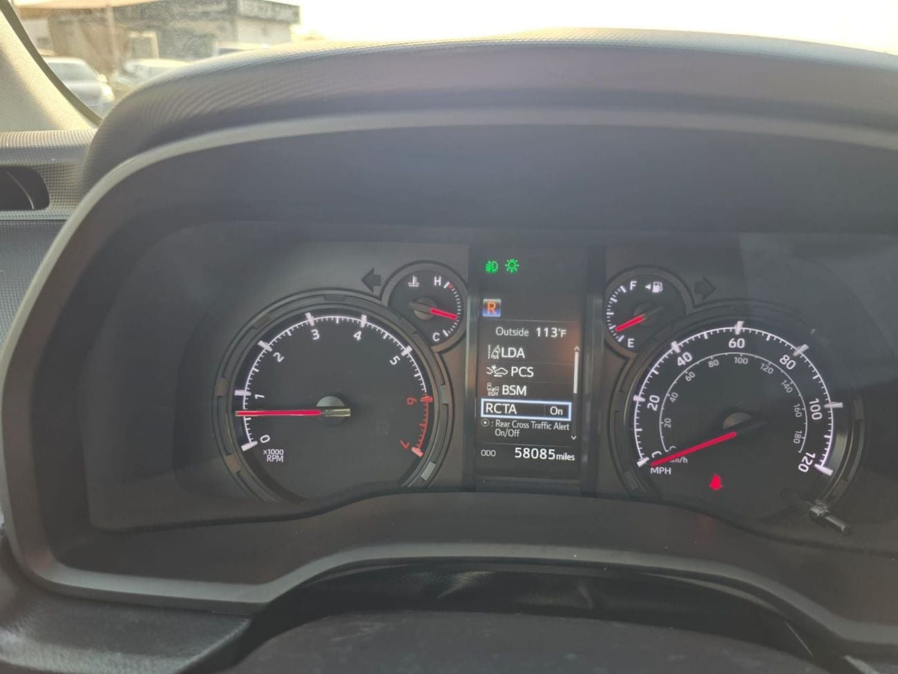 تويوتا فور رنر LIMITED موديل 2022 (الواجهة الأمامية اليسرى) إلى موديل 2025 (كامل المواصفات: فتحة سقف، زر تشغيل، وسبعة مقاعد