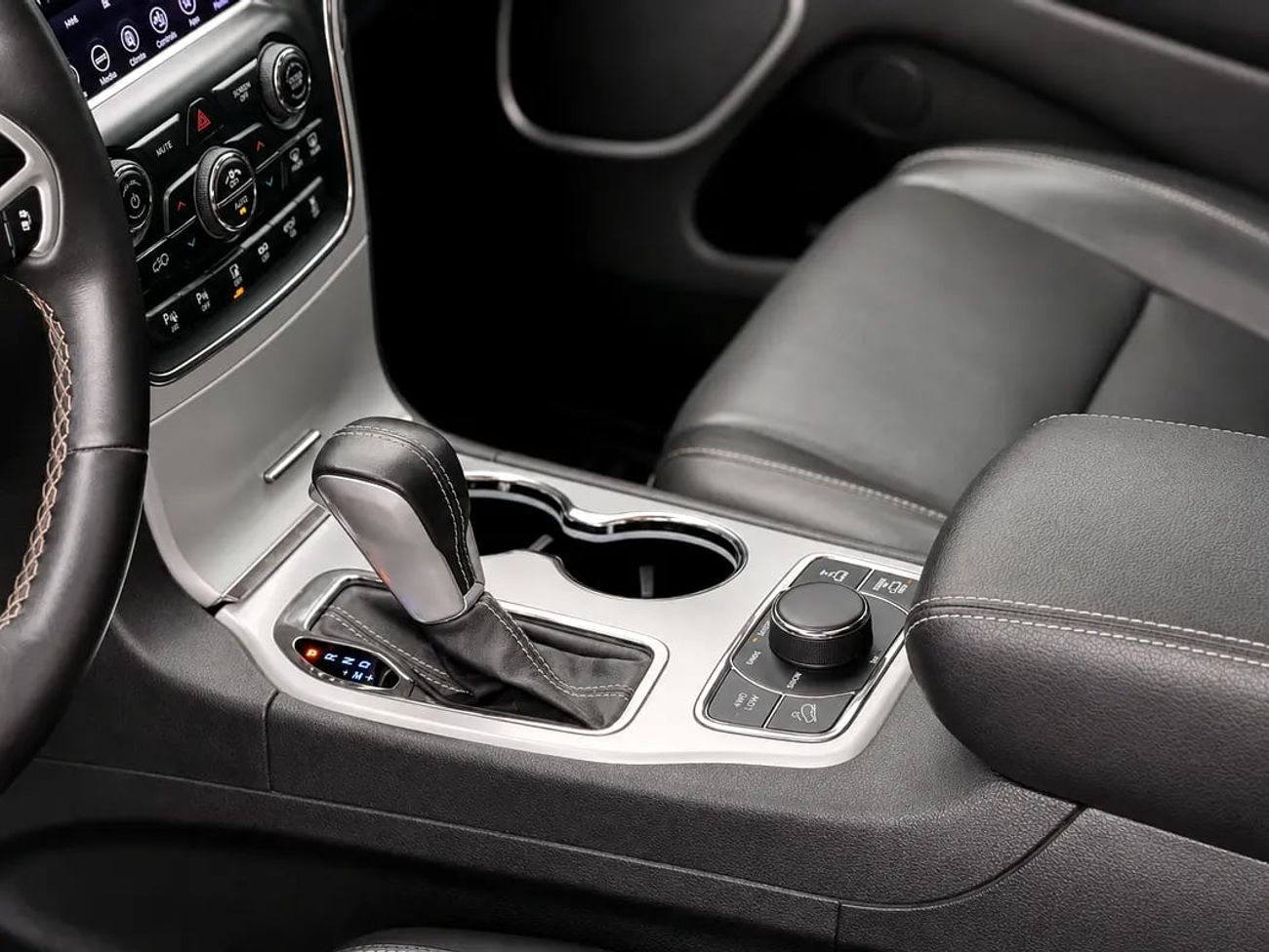 جيب جراند شيروكي SUMMIT 1,338 | Summit | 5.7L HEMI V8 | GCC Specs