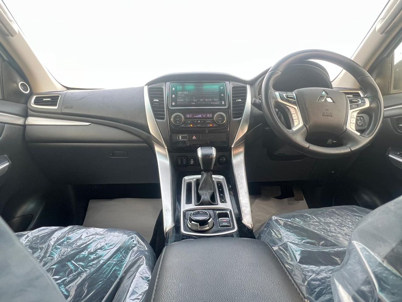 ميتسوبيشي باجيرو diesel 2.4 liter ,right hand drive only for export available ,full options