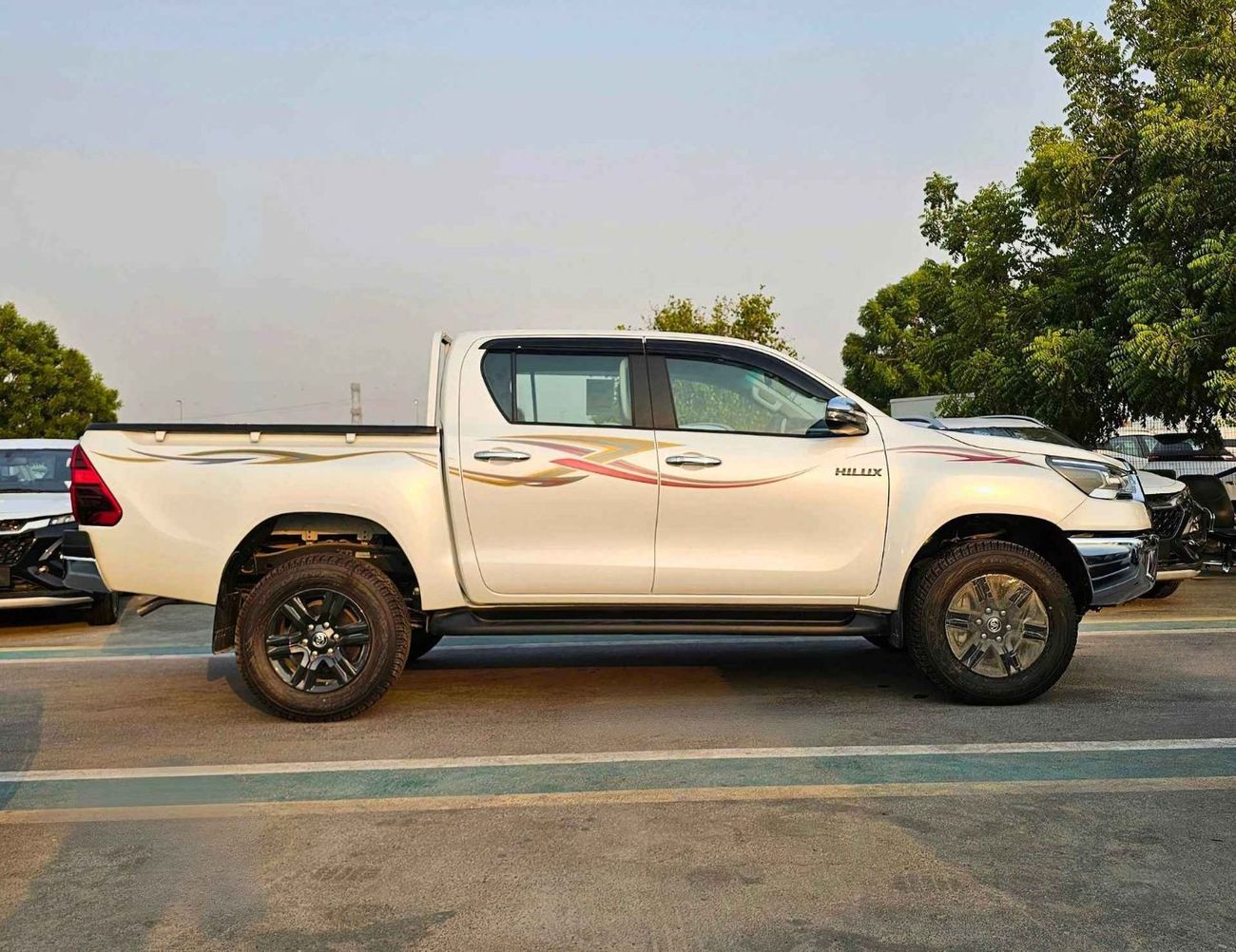 Toyota Hilux SR5 WIDE BODY/DOUBLE CABIN/FULL OPTION WITH DIFFLOCK CHROME HANDLE AND BUMPER/2.7L PETROL M/T 4WD/CO
