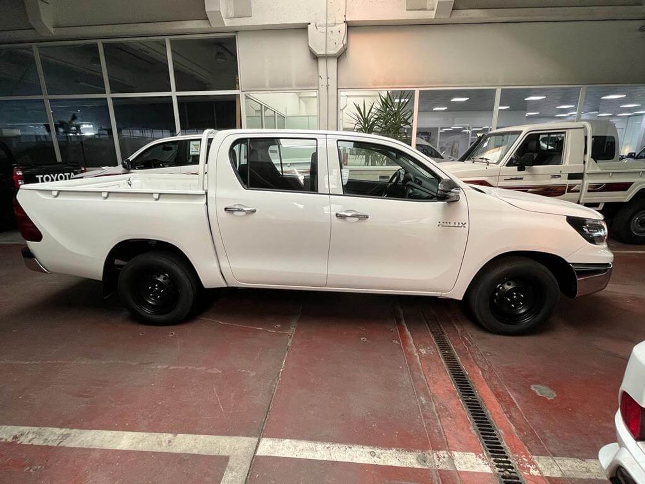 Toyota Hilux Double Cabin, 2.4L, 4x2, Diesel