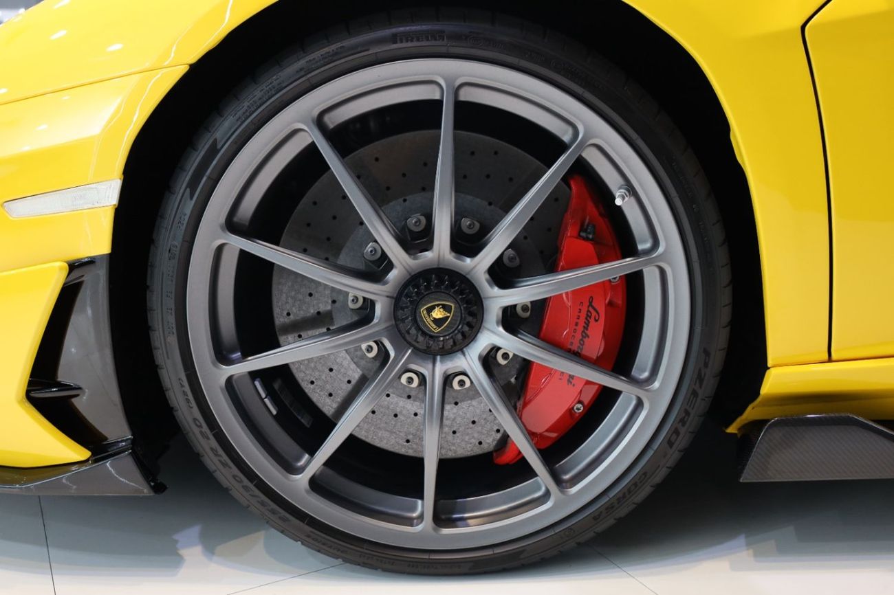 Lamborghini Aventador SVJ 6.5L V12 Roadster, 1 of 800, Carbon Package, Very Low KM!!