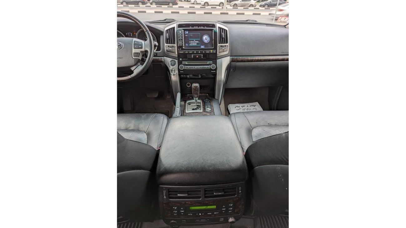 تويوتا لاند كروزر 2015 Toyota Land Cruiser VXR (J200), 5dr SUV, 5.7L 8cyl Petrol, Automatic, Four Wheel Drive American