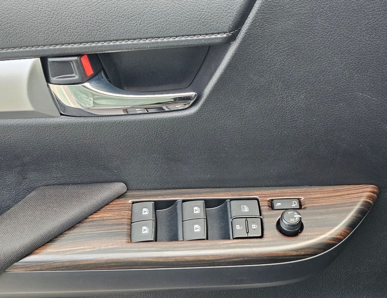 Toyota Hilux TOYOTA HILUX SR5 WIDE BODY DOUBLE CABIN || 2.7L PETROL A/T 4WD | BSM, WINOW VISOR, FOG LIGHTS, WOOD