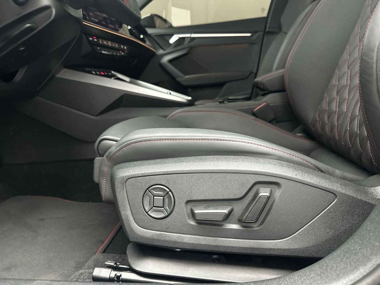 Audi S3 TFSI quattro 2.0L Sedan 2.0 quat 290hp High (Ref# 05940)