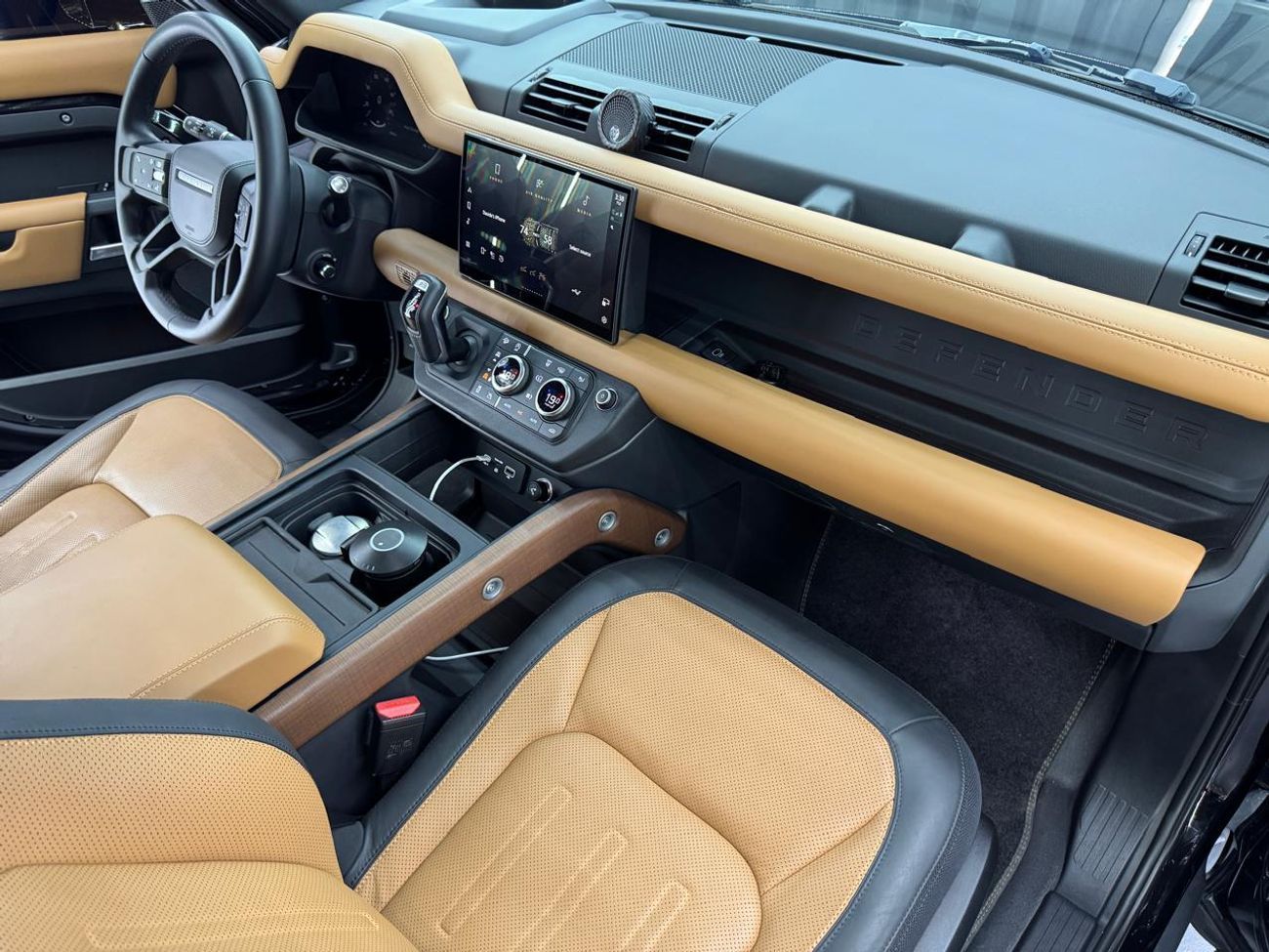 لاند روفر ديفندر P400 90 X-Dynamic HSE 3.0L (5 Seater) 2024 Land Rover Defender, 5 Years Land Rover Warranty, Low Kms