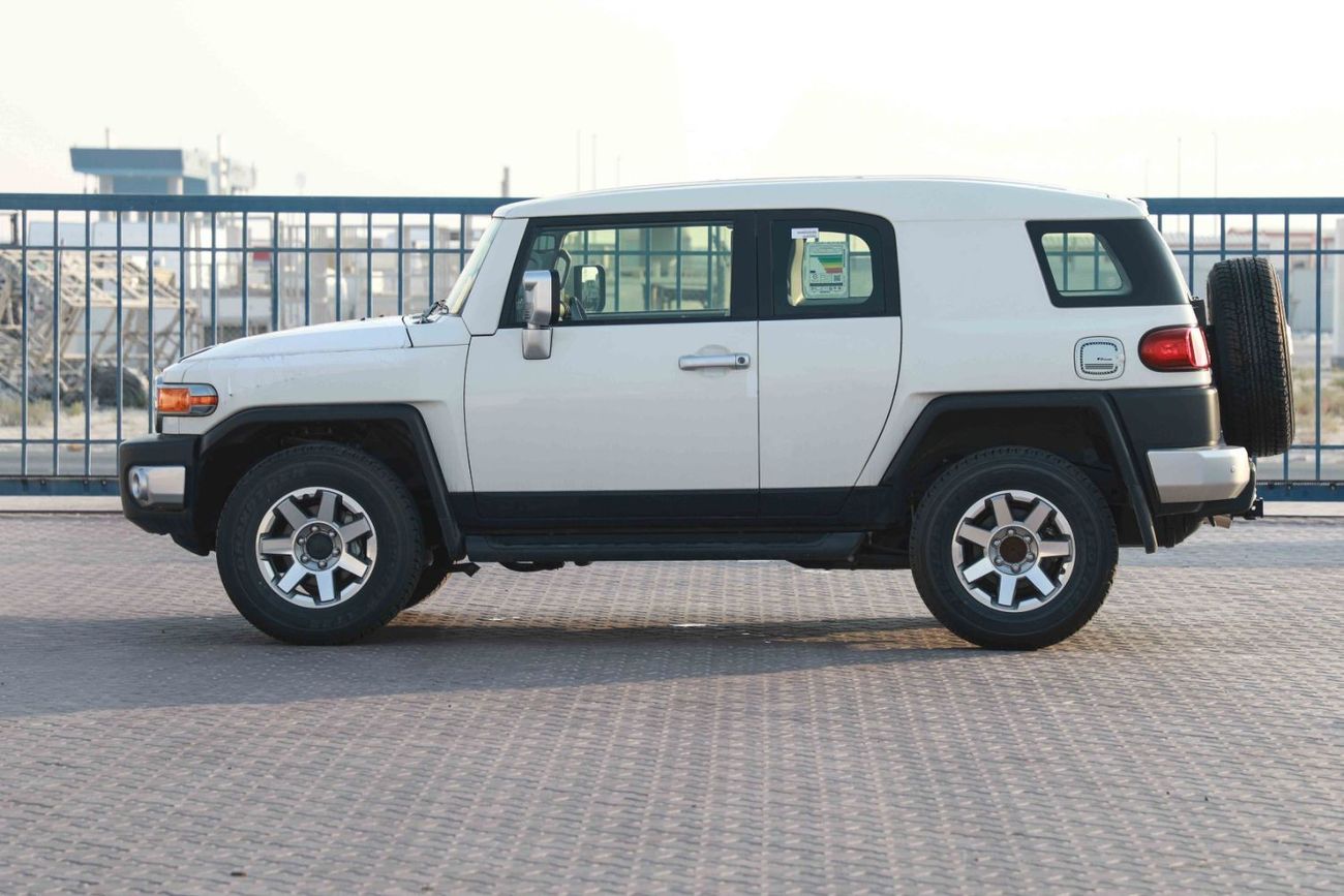 Toyota FJ Cruiser 2023 Toyota FJ Cruiser 4.0 W/0 JBL - White inside Grey | Export Only