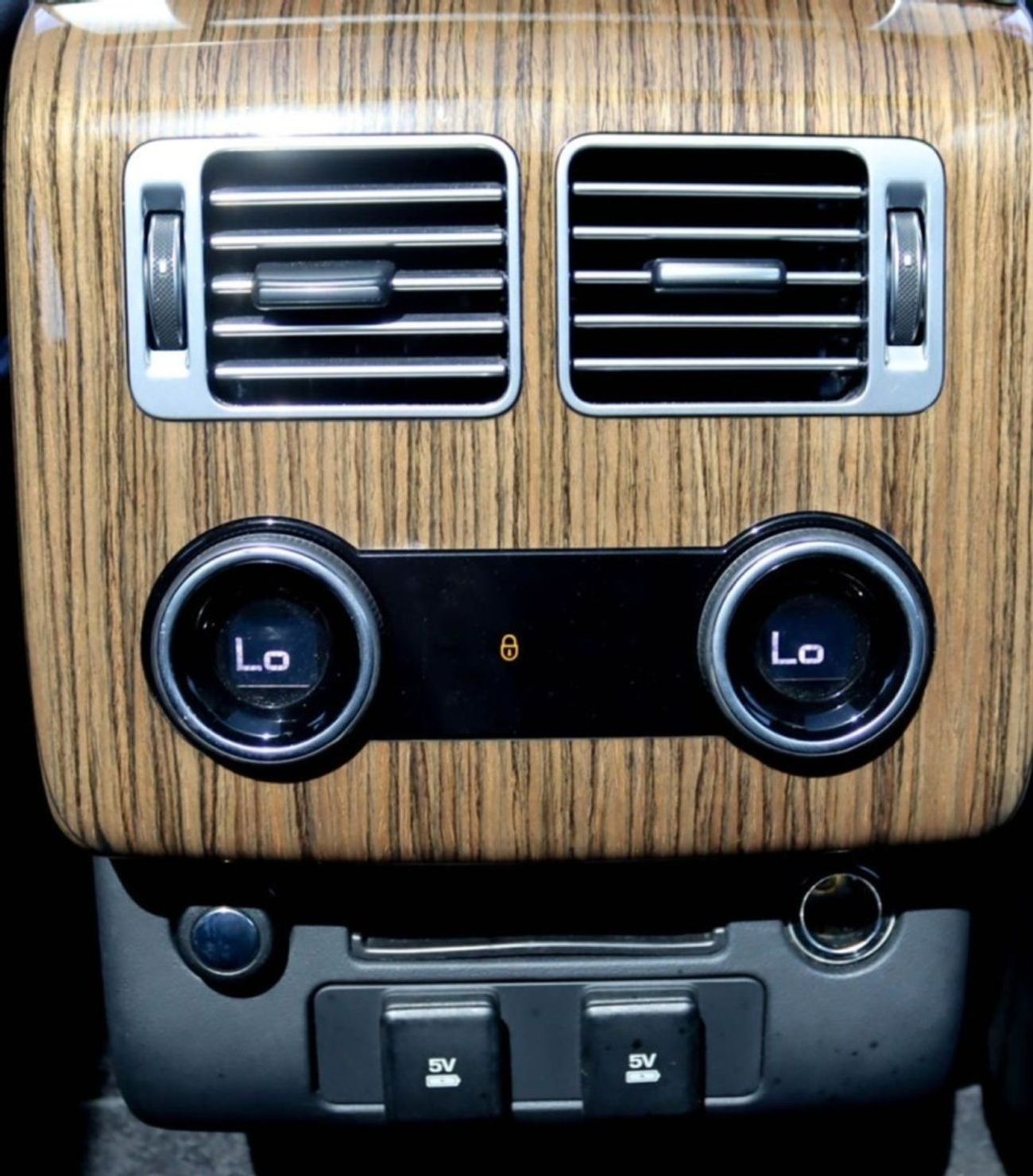 Land Rover Range Rover HSE 3.0L (375 HP) Range Rover GCC, Original Paint, Accident-Free, Full Service History, AED 3025 /Mo