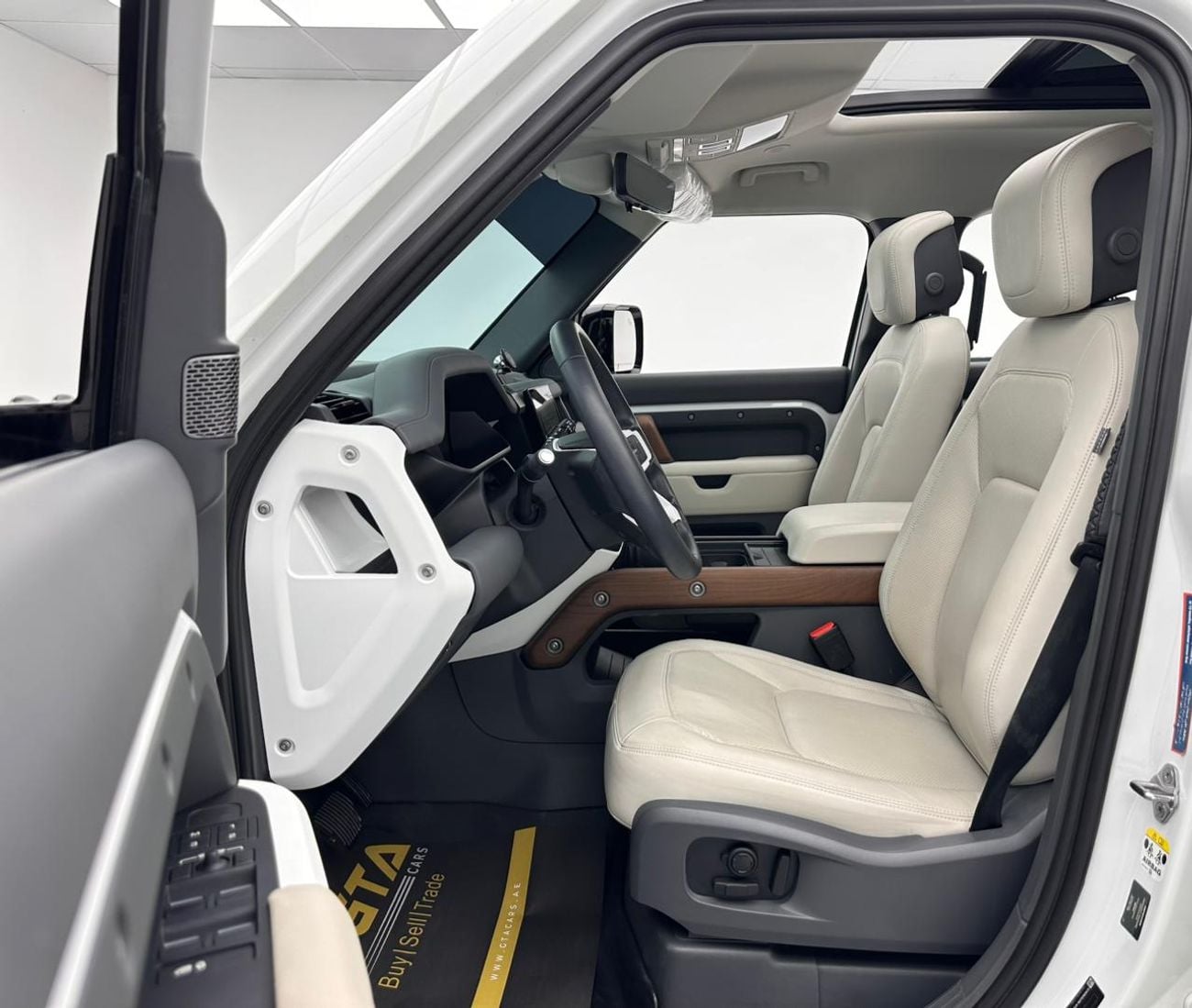 Land Rover Defender 2024 Land Rover Defender 110 HSE, 11/2028 Warranty, 01/2029 Service Contract, Land Rover FSH, GCC