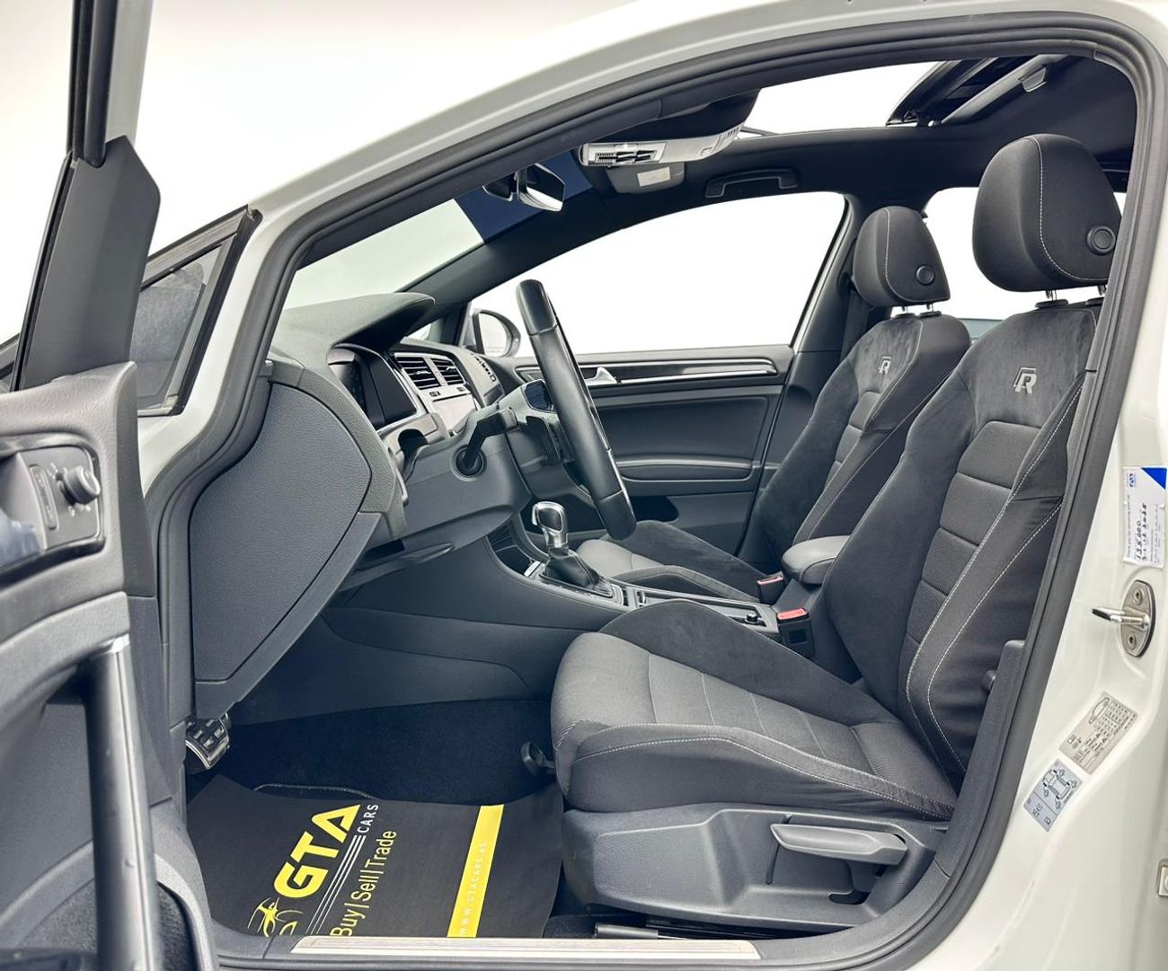 Volkswagen Golf R Base 2.0T 2019 Volkswagen Golf R, 1 Year Unlimited KM Warranty, Volkswagen Full Service History, GCC