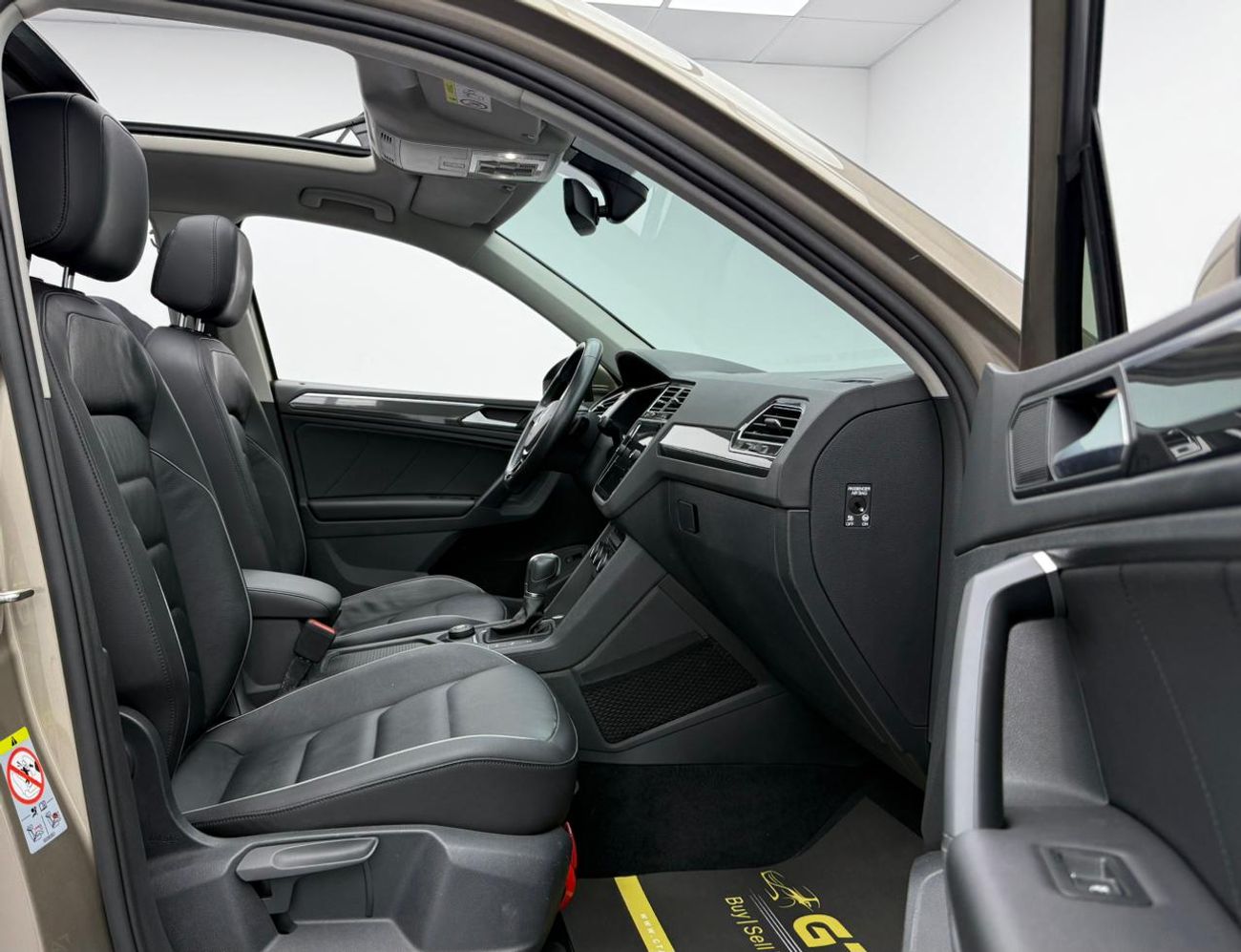 Volkswagen Tiguan SEL 2.0L 2019 Volkswagen Tiguan SEL, Warranty, Full Volkswagen Service History, Excellent Condition,