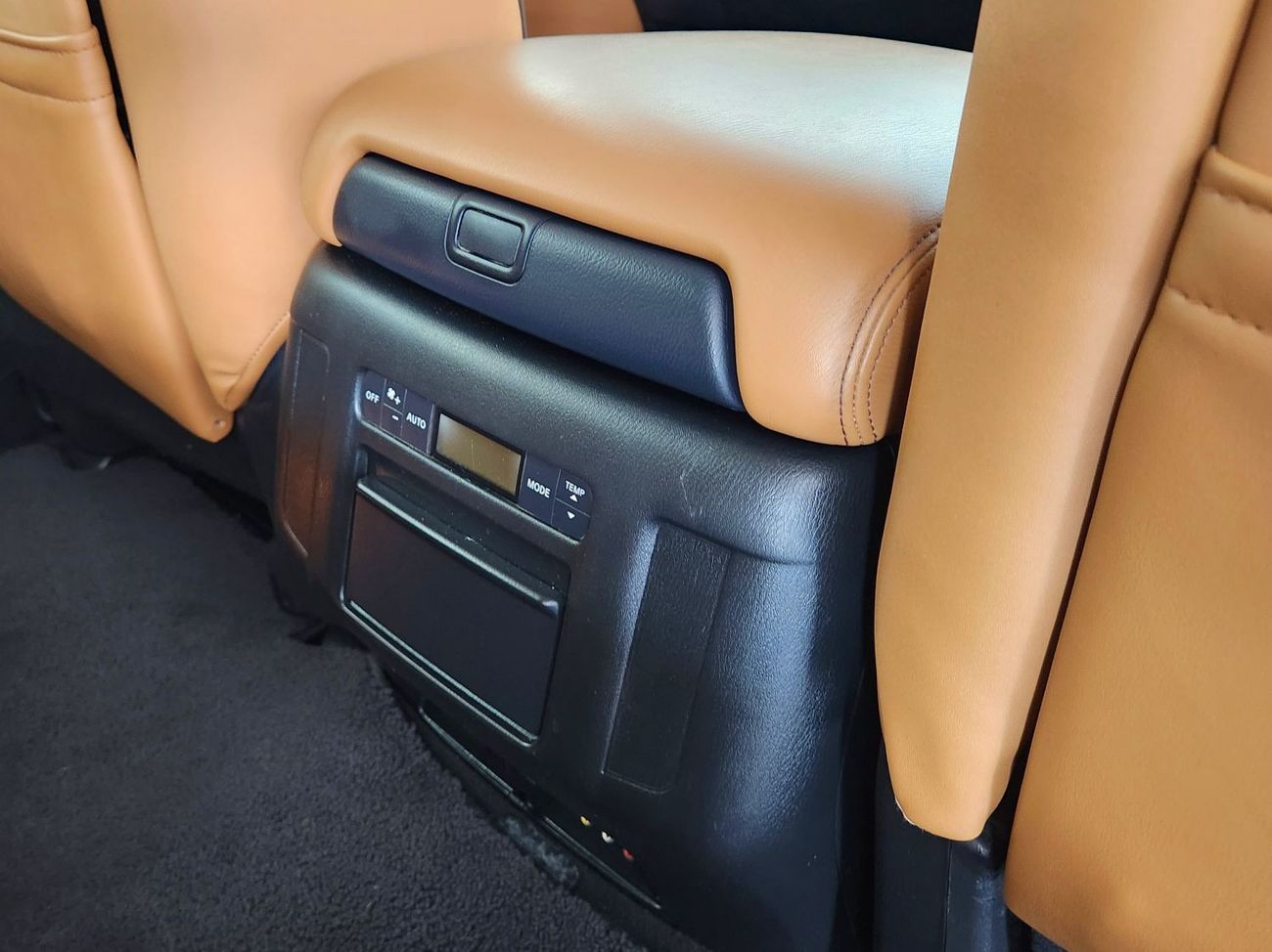 Nissan Patrol LE PLATINUM 5.6L V8 engine 7-speed automatic transmission