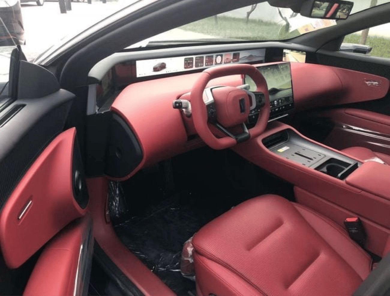 Avatr 12 ULTRA BATTERY & PETROL RANGE:1155 KM PER CHARGE HYDRAULIC 4WD BREMBO BRAKES