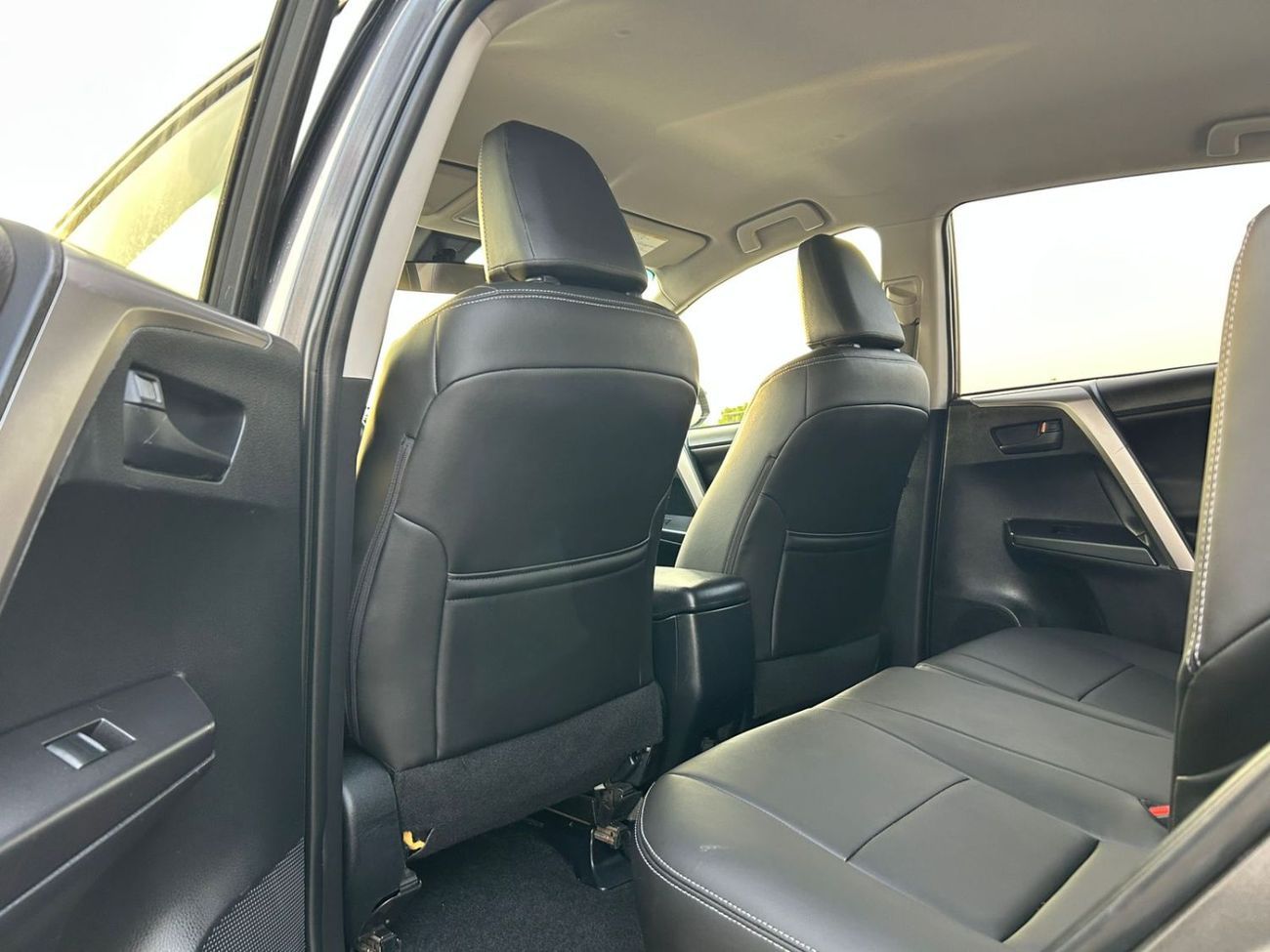 Toyota RAV4 2018 Toyota Rav4 LE 2.5L V4 Mid Option - 4x4 AWD - Leather Seats - Rims -