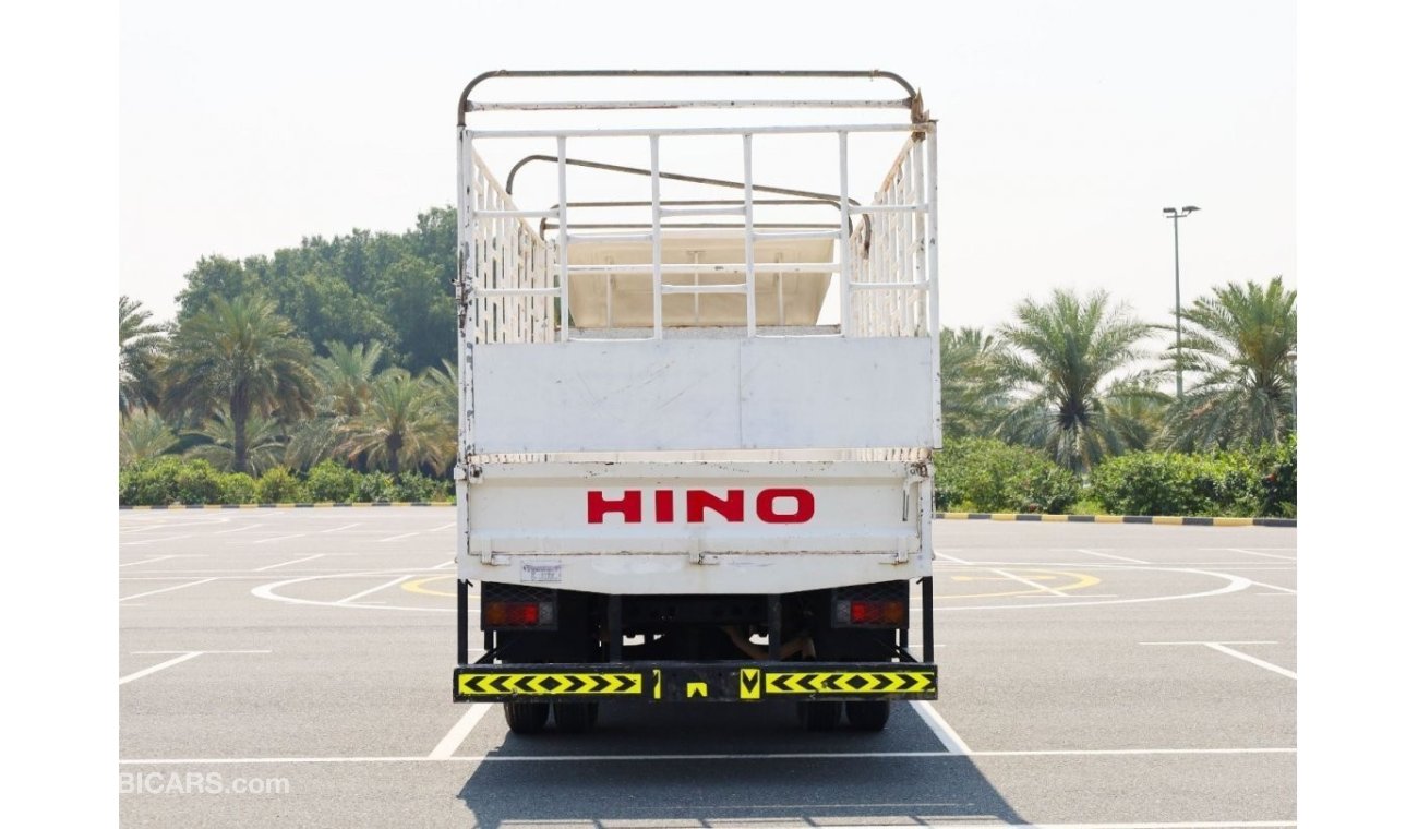 هينو 300 Short Chassis Truck with Grill Body | GCC Specs | Excellent Condition