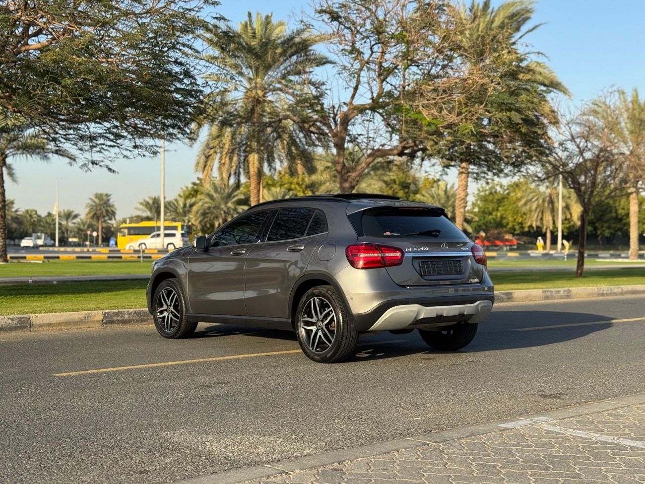 Mercedes-Benz GLA 250 Std 2.0L (208 HP)