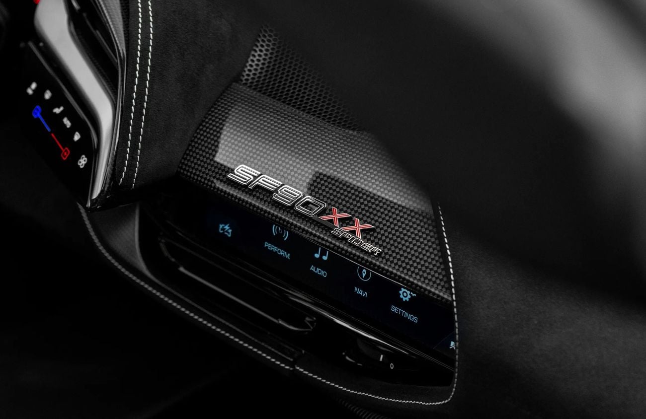 فيراري SF90 سبيدر 4.0L Twin-Turbocharged V8 + 3 Electric Motors