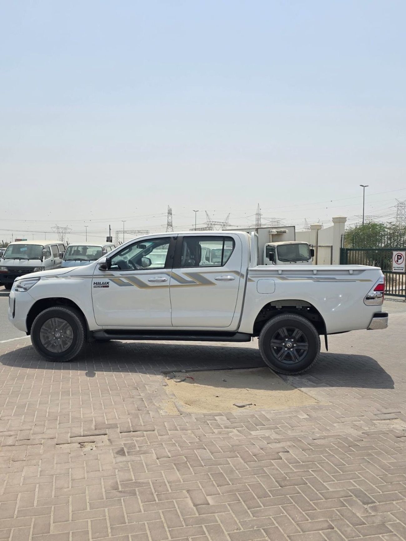 تويوتا هيلوكس Hilux • 2.4L • Diesel • Automatic • Full • With Diff Lock
